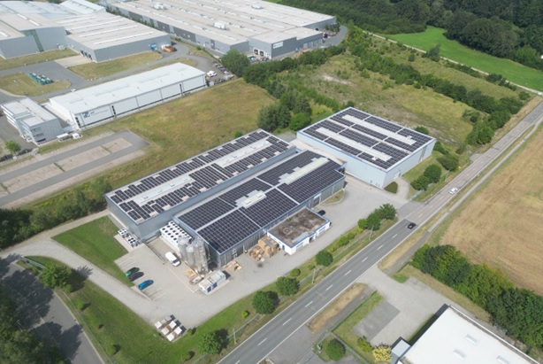 1750 Photovoltaik Module auf der gesamten Dachfläche installiert